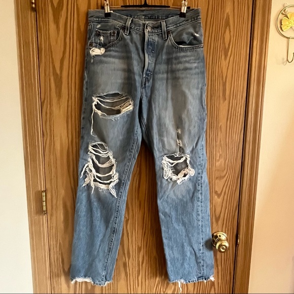 Lighter washed Levi’s distressed jeans - Picture 2 of 4